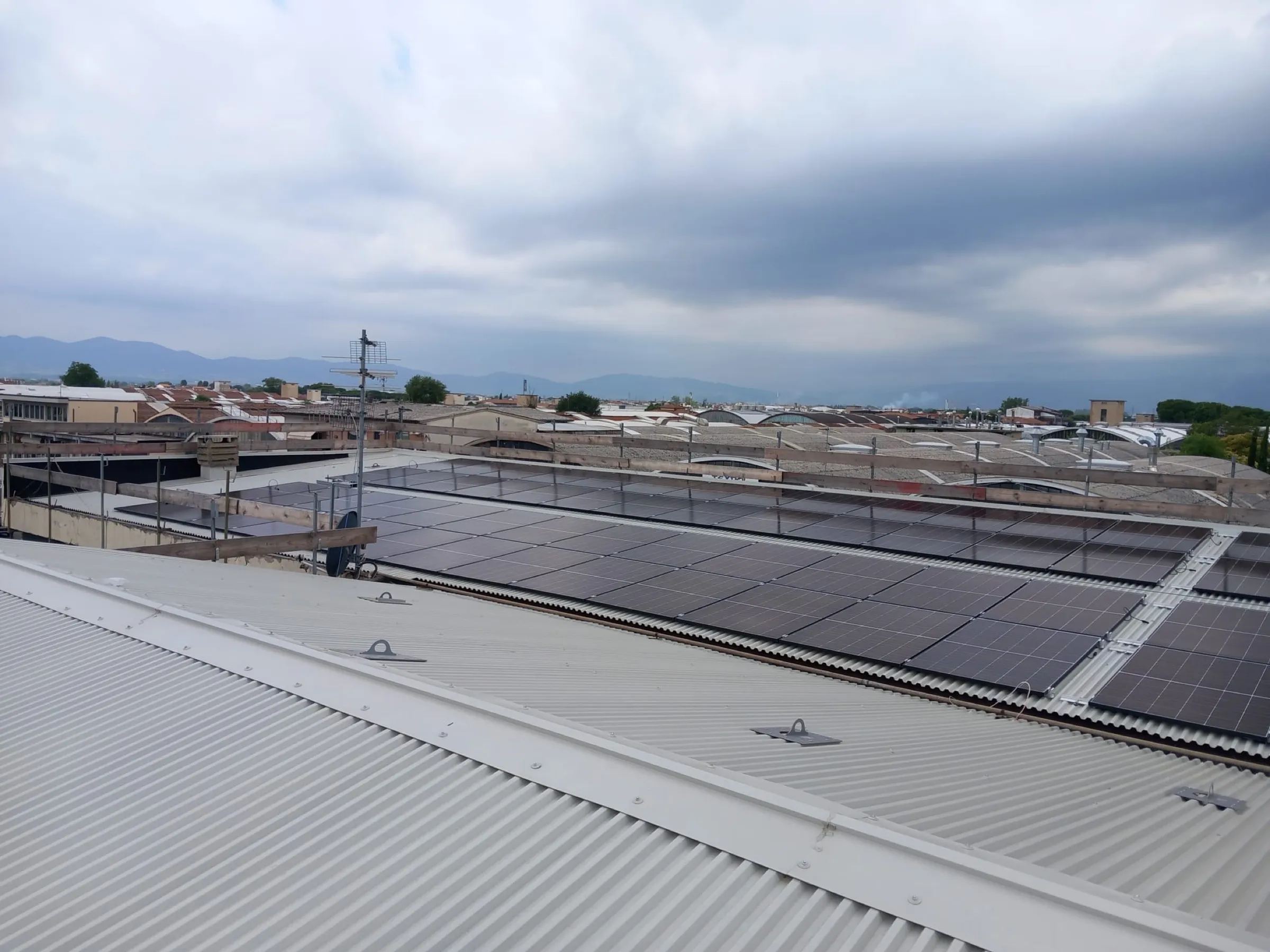 Smaltimento amianto copertura metallica e impianto fotovoltaico a Montemurlo PO